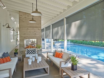 Toldos verticales de Hunter Douglas cuyos paños de tela se sueldan, lo que optimiza la performance y les da un acabado totalmente liso y uniforme.