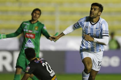 Toledo celebra su gol, el segundo de Atlético Tucumán, que se llevó tres puntos valiosos de La Paz