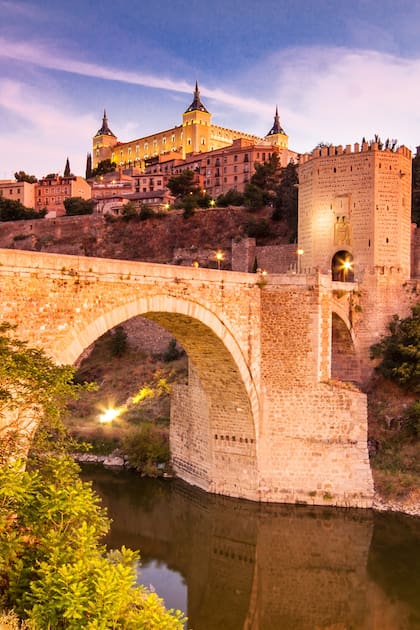 Toledo, la vista del Alcazar sobre el puente San Martín