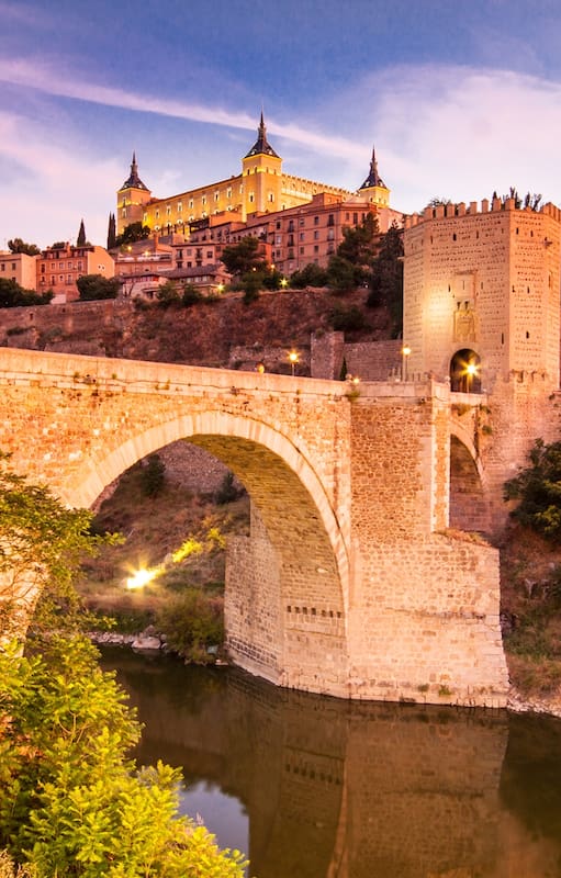 Toledo, la vista del Alcazar sobre el puente San Martín