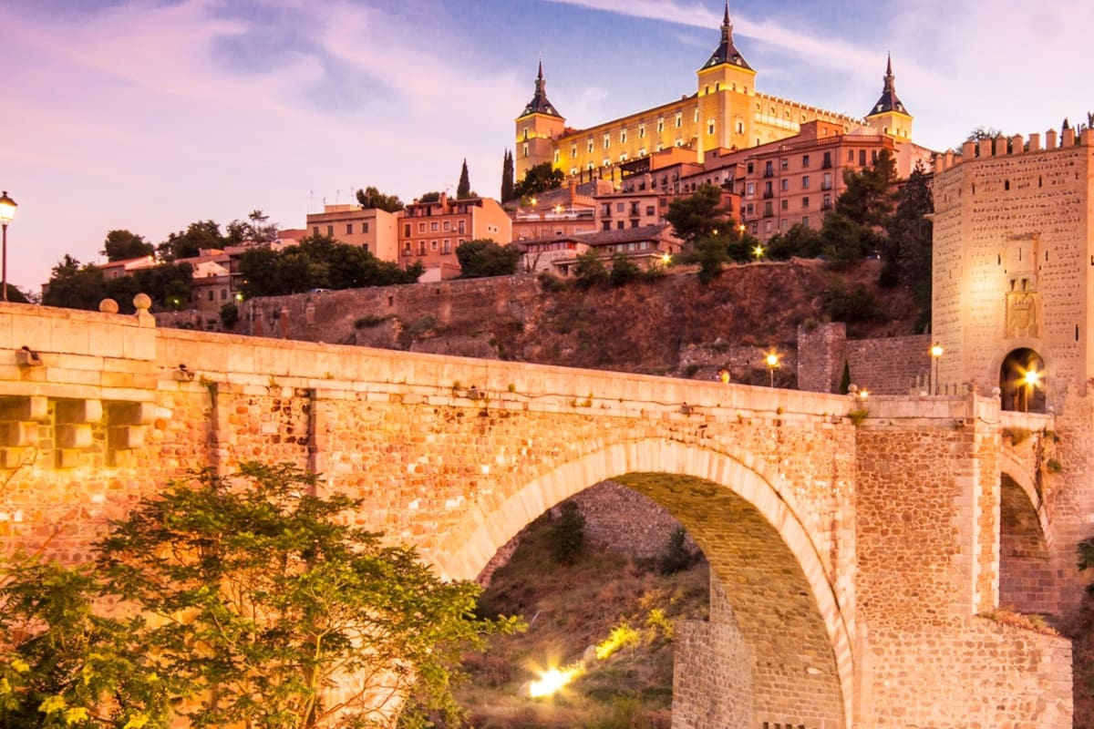 Toledo, la vista del Alcazar sobre el puente San Martín