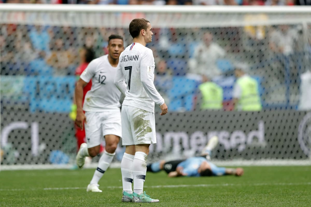 Tolisso corre a abrazar a Griezmann, que se quedó quieto después del remate que superó la débil resistencia de Muslera