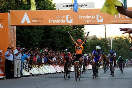 Tolosa cruza en primer lugar la línea de meta en la sexta etapa