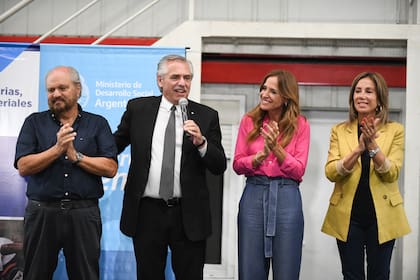 Tolosa Paz, con el Presidente, y Alejandro y Dulce Granados, el jueves, en Ezeiza