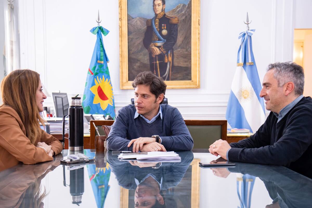 Tolosa Paz junto a Axel Kicillof y Andrés Larroque, en una reciente reunión por los inundados en La Plata