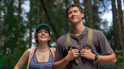 Tom Blyth y Emily Bader son los protagonistas de Gente que conocemos en vacaciones, la comedia romántica que Netflix estrenó el pasado viernes 9 de enero y enseguida se posicionó como una de las películas más vistas de la plataforma