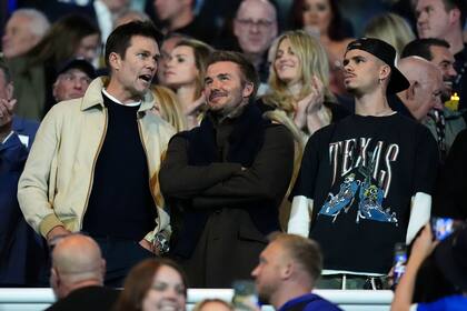 Tom Brady, co-dueño del Birmingham City, y David Beckham, co-dueño del Inter Miami durante un partido de la League One del fútbol inglés, el lunes 16 de septiembre de 2024, en Birmingham, Inglaterra. (Nick Potts/PA vía AP)