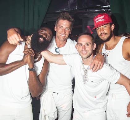 Tom Brady estuvo rodeado de grandes amigos en la fiesta del Día de la Independencia