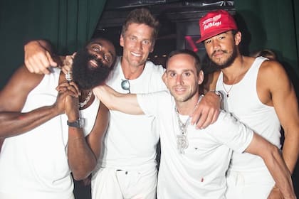 Tom Brady publicó imágenes de la fiesta al día siguiente y admitió que se había permitido algunos excesos