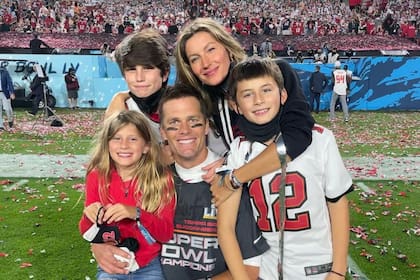 Tom Brady y su familia en su despedida de la NFL