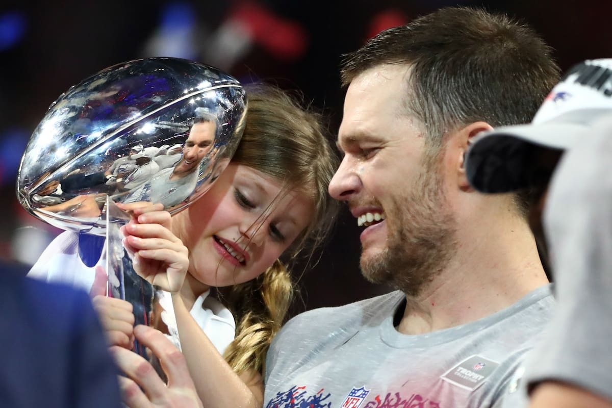 Tom Brady y su pequeña hija Vivian, con el trofeo Vince Lombardi al campeón de la NFL