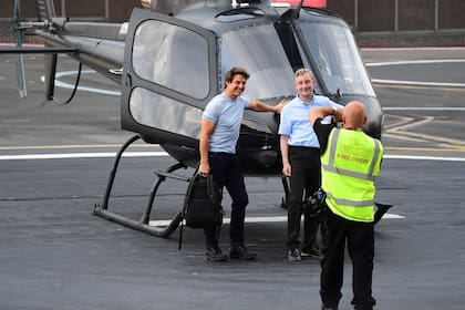 Tom Cruise al bajarse de un helicóptero que él mismo piloteaba al sureste de Londres