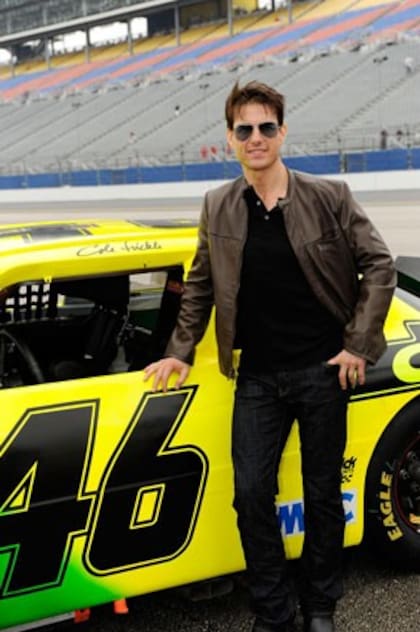 Tom Cruise, al lado del auto que se usó para el film Días de trueno, en la competencia Daytona 500 de la serie Nascar, en Daytona Beach, Florida