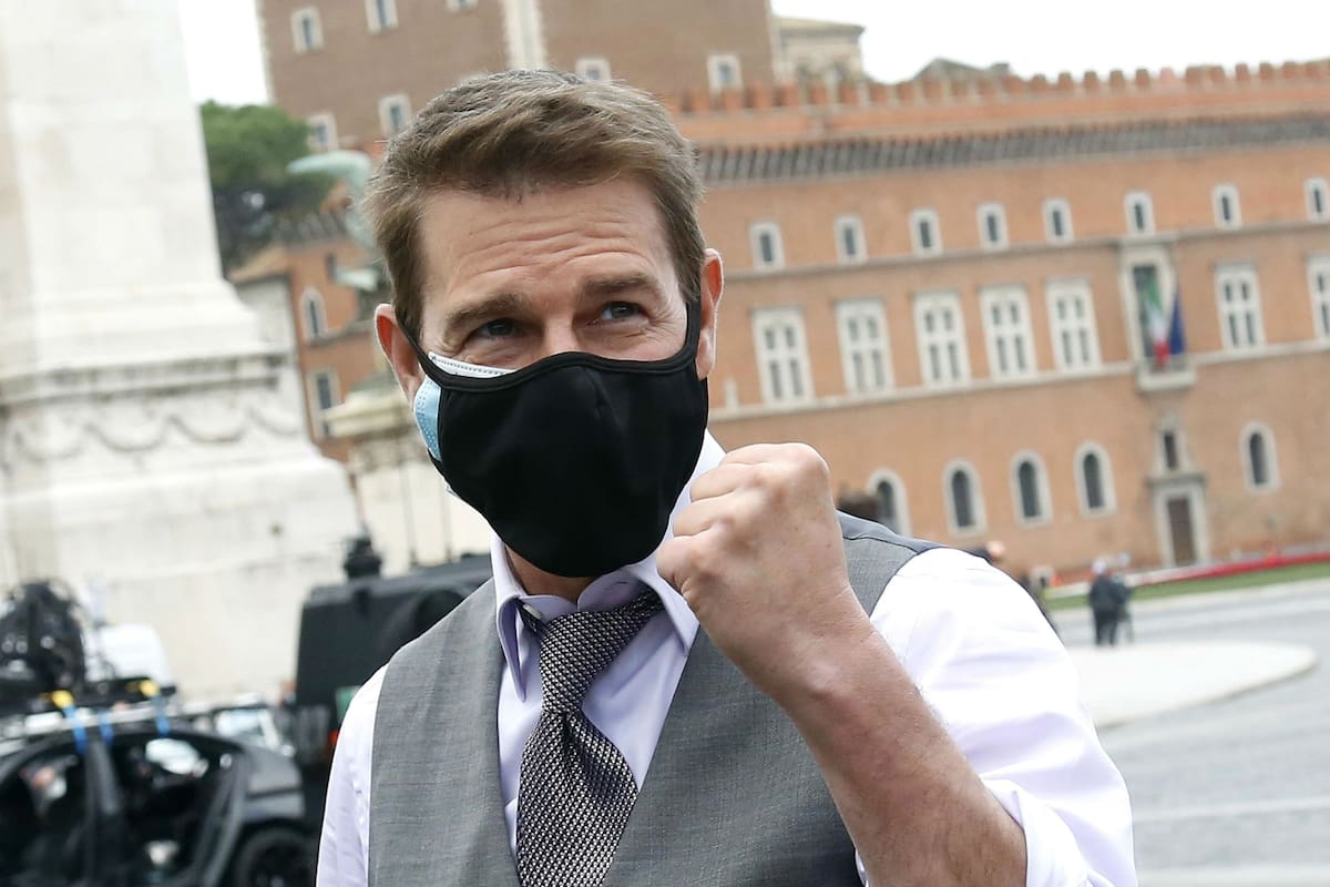 Tom Cruise con doble barbijo para estar cerca de sus fans en el rodaje de Misión Imposible 7