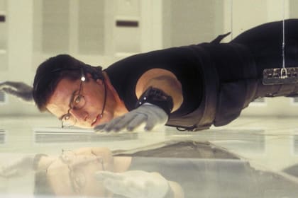 Tom Cruise en una de las grandes escenas de Misión Imposible 1