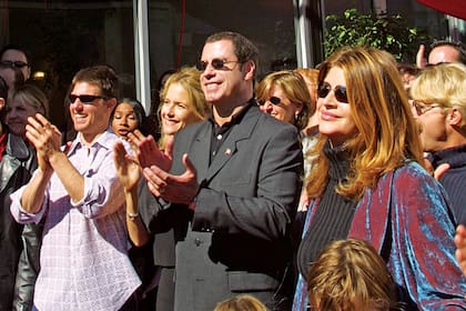 Tom Cruise, Kelly Preston, John Travolta y Kirstie Alley escuchan a la actriz Jenna Elfman hablar en la inauguración de su propia sede de la Iglesia de la cienciología en San Francisco
