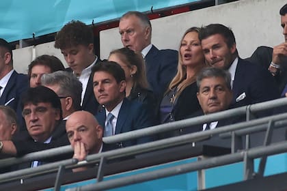 Tom Cruise, la modelo Kate Moss y el exfutbolista David Beckham durante la final de la Euro, en el estadio de Wembley, en Londres