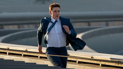 Tom Cruise se presenta en sus redes como "el hombre que corre en las películas", y en esta nueva entrega hace bastante más que eso
