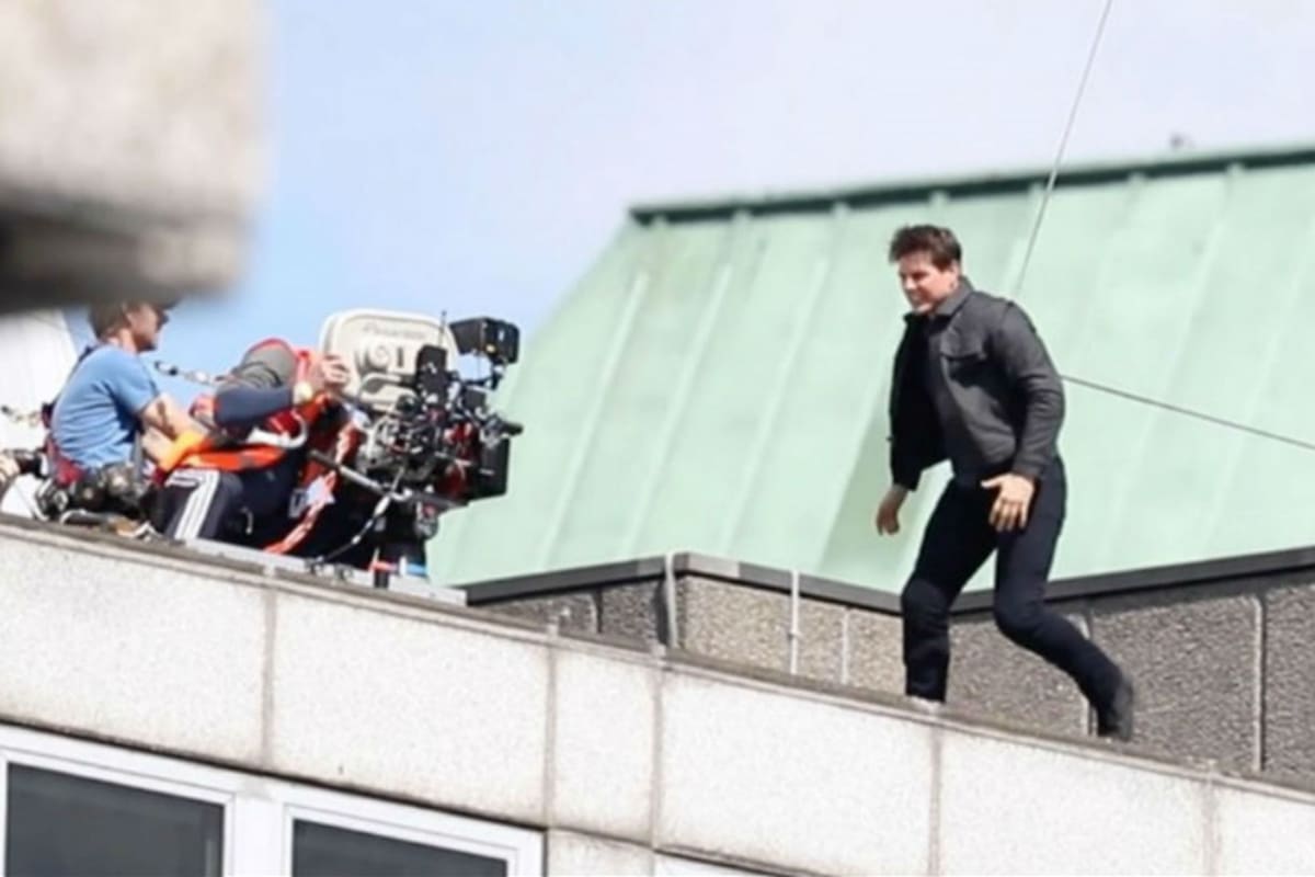 Tom Cruise unos segundos antes de dar el salto que derivó en un tobillo roto.