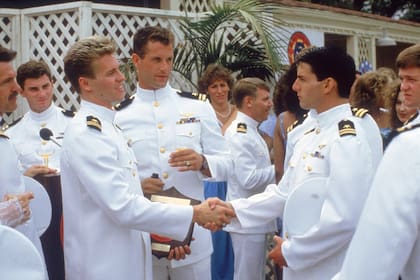 Tom Cruise, Val Kilmer, Tom Skerritt, and Rick Rossovich in Top Gun: Pasión y gloria (1986)