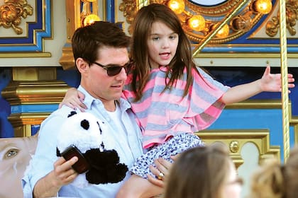 Tom Cruise y Suri, en una calesita en 2011 en Pittsburgh