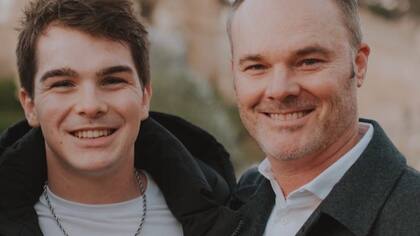 Tom Davis y su hijo Gideon, en una foto de redes sociales