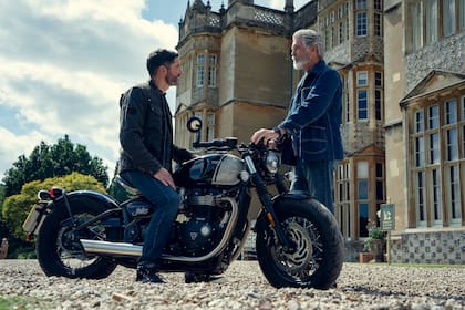Tom Ellis y Pierce Brosnan interpretan a padre e hijo en El club del crimen de los jueves