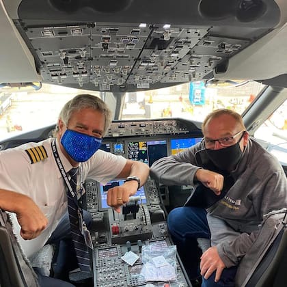 Tom en la cabina del avión junto a uno de sus amigos pilotos
