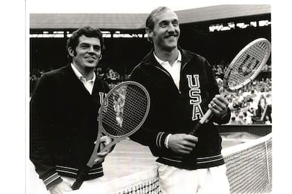 Tom Gorman y Stan Smith, en Wimbledon, antes de enfrentarse por las semifinales de 1971.