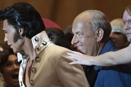 Tom Hanks caracterizado como el manager de Elvis, Tom Parker