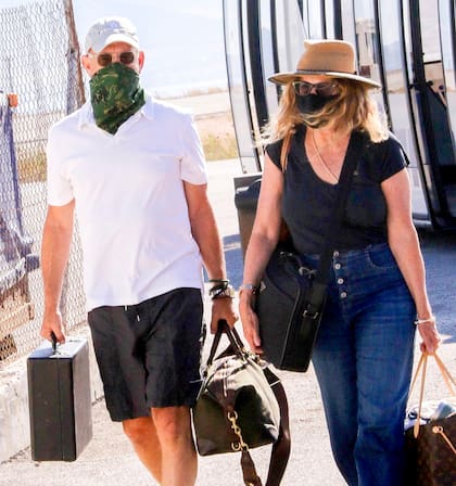 Tom Hanks junto a Rita Wilson, al llegar a Grecia días atrás, donde el actor festejó su cumpleños