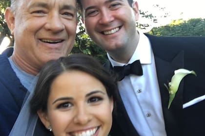 Tom Hanks se sacó una selfie junto a unos recién casados que se cruzaron en su camino