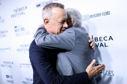 Tom Hanks y Robert De Niro se fundieron en un largo y apretado abrazo al encontrarse antes de la proyección del documental que repasa la vida del intérprete de "Piano Man"