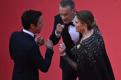 Tom Hanks y su esposa Rita Wilson, en plena discusión con uno de los miembros del staff del festival, antes de la proyección de Asteroid City