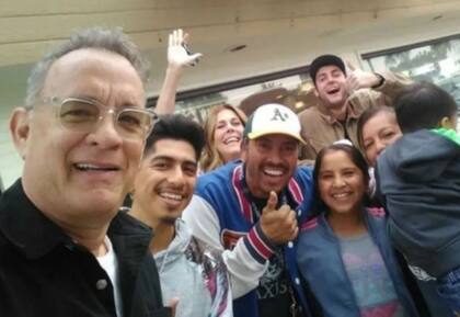 Tom Hanks y su esposa Rita Wilson se fotografiaron con los comensales