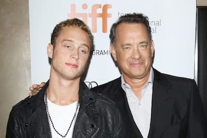 Tom Hanks y su tercer hijo Chet, un par de años después de aquel duro episodio