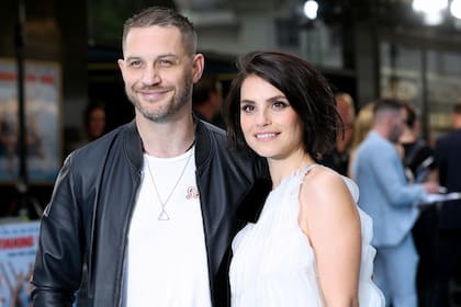 Tom Hardy junto a su pareja, la actriz Charlotte Riley, en la premier del film Swimming with Men, en 2018