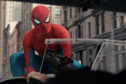 Tom Holland, de nuevo oculto tras el disfraz del Hombre Araña, en una escena de Spider Man: un nuevo día