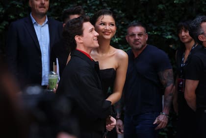 Tom Holland, quien escoltó en todo momento a quien aseguran ya se convirtió en su esposa, optó por un traje oscuro y una camisa roja