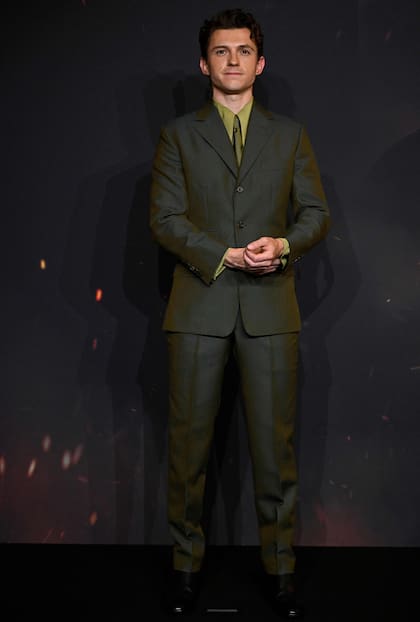 Tom Holland sorprendió con un outfit en distintas gamas de verdes