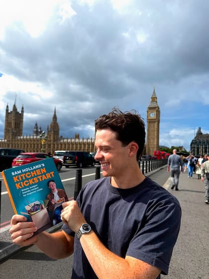 Tom Hollands con el libro de su hermano Sam (Instagram/@tomholland2013)