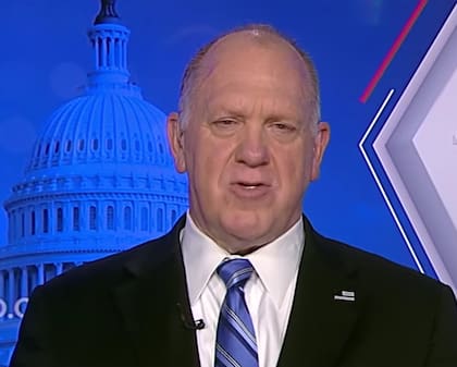 Tom Homan, el "zar de la frontera" cuestionó a Selena Gómez por su video llorando al preguntarle por qué no llora por los niños de contrabando