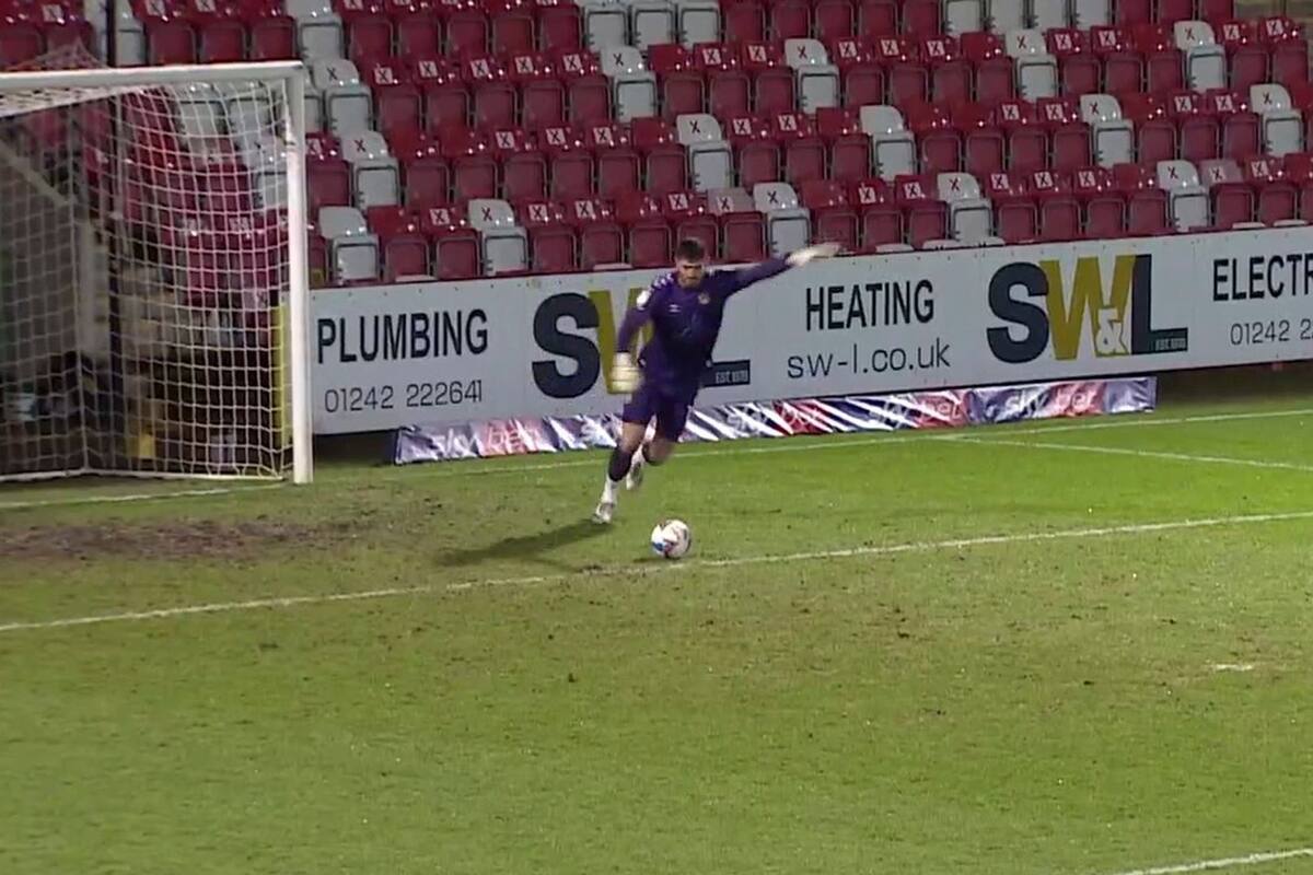 Tom King en el momento de sacar para marcar su gol.