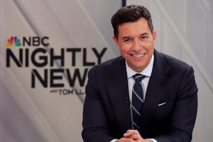 Tom Llamas es el primer conductor latino que encabeza el noticiero NBC Nightly News (Instagram/@llamasnbc)