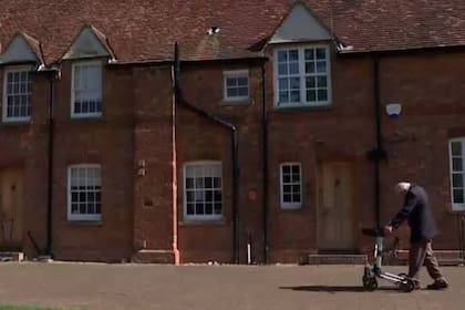 Tom Moore, capitán reitrado del ejército británico, se propuso el desafío de caminar 100 vueltas los 25 metros del jardín de su casa, y gracias a eso recaudó unos 45 millones de dólares para el servicio de salud utilice en la lucha contra el coronavirus
