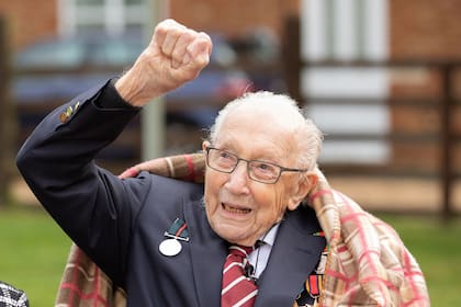 Tom Moore, el exveterano de guerra que se convirtió en héroe del primer confinamiento en Gran Bretaña al recaudar más de 30 millones de libras para el servicio de salud, murió de Covid-19