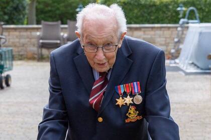 Tom Moore, que murió tras contraer coronavirus, había realizado una movida solidaria el año pasado para recaudar fondos para la lucha contra la pandemia y por su gesto había sido nombrado caballero por la reina Isabel II de Inglaterra