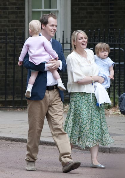 Tom Parker Bowles y y su hermana Laura caminan con sus respectivas hijas en brazos, Lola e Eliza, durante Trooping The Color de 2009.