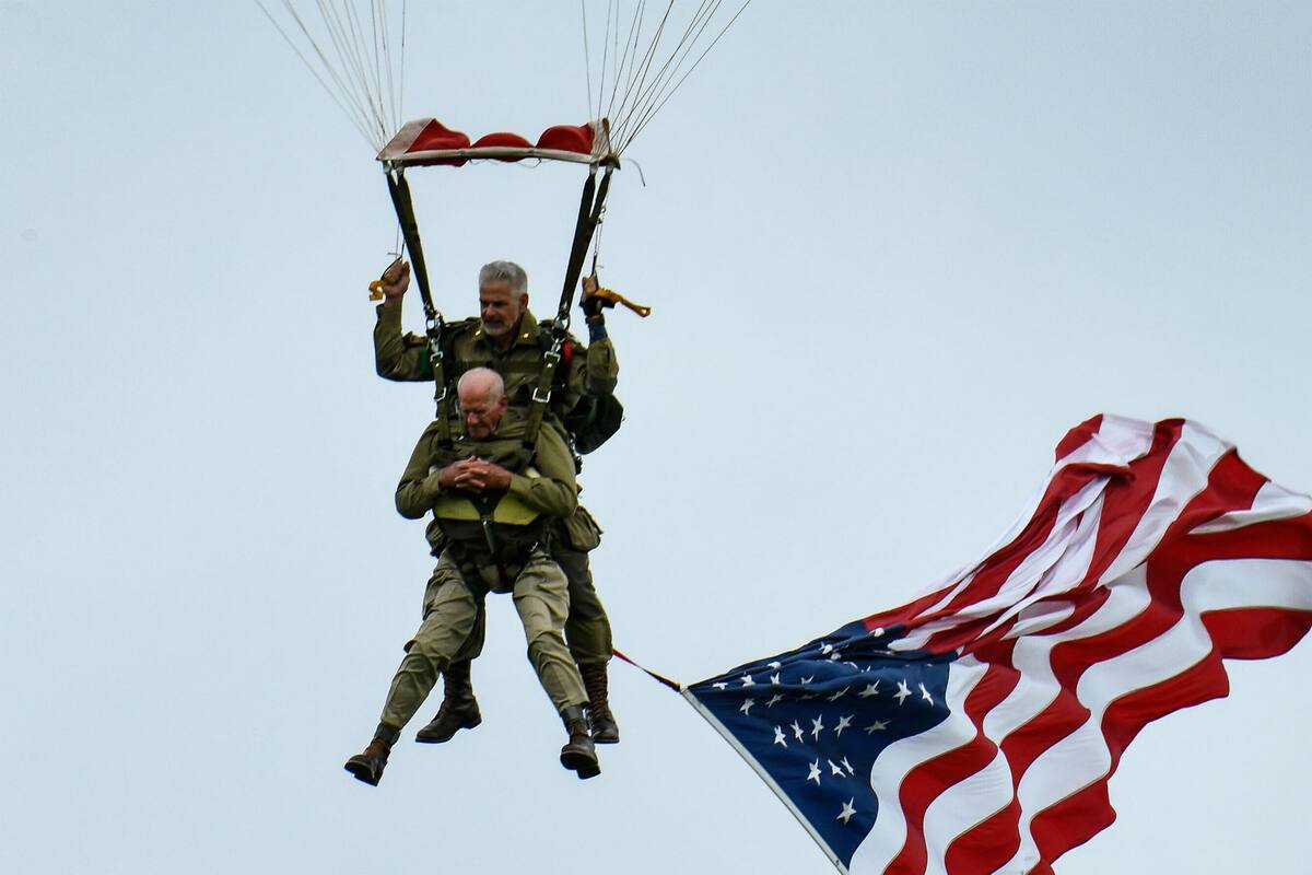 Tom Rice, veterano de la Segunda Guerra Mundial de EE. UU. salta en paracaídas en Normandía, al noroeste de Francia.