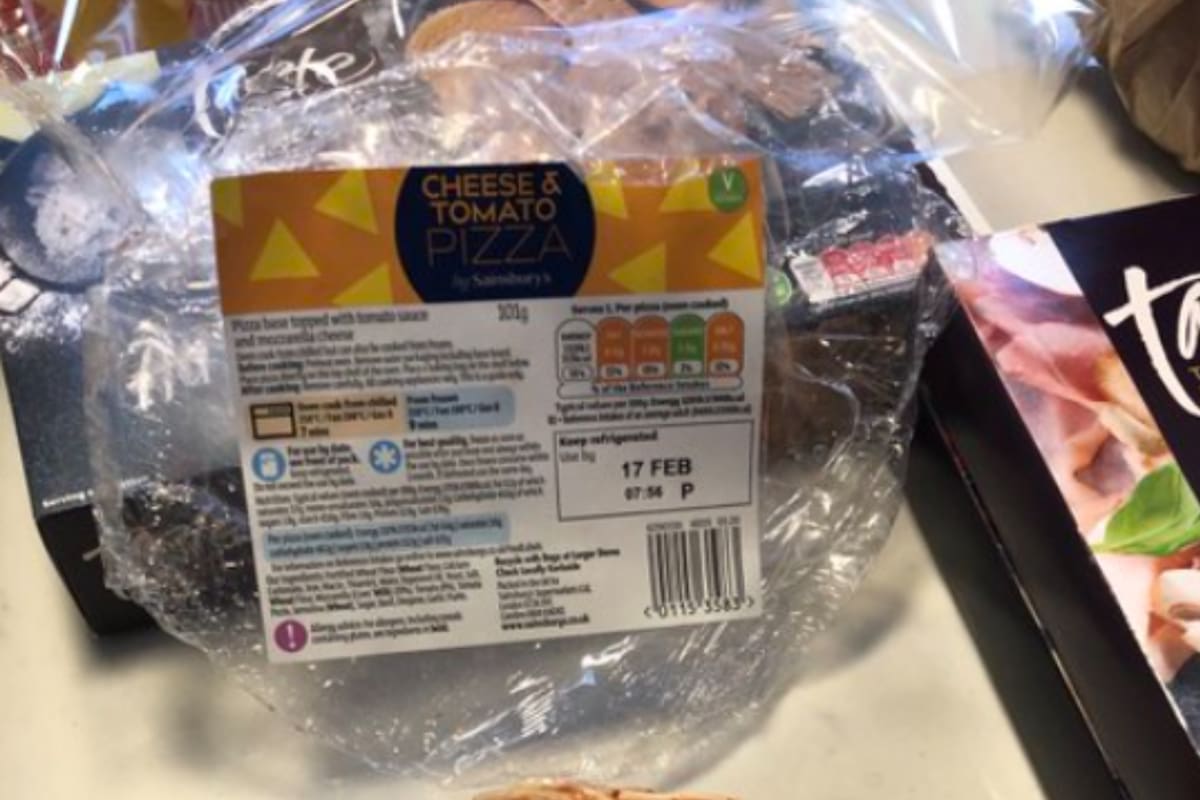 Tom Scott compró una pizza para microondas y no pudo contener la indignación al ver cómo estaba